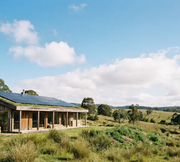Maison moderne équipée de panneaux solaires sur le toit sous un ciel ensoleillé, symbolisant l'autoproduction d'énergie décarbonée