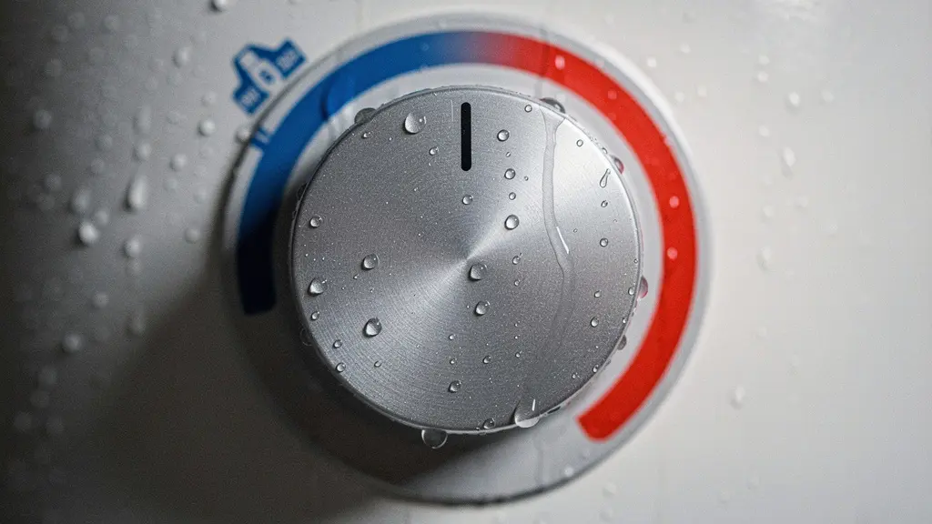 Gros plan sur un thermostat de chauffe-eau réglé à la température optimale