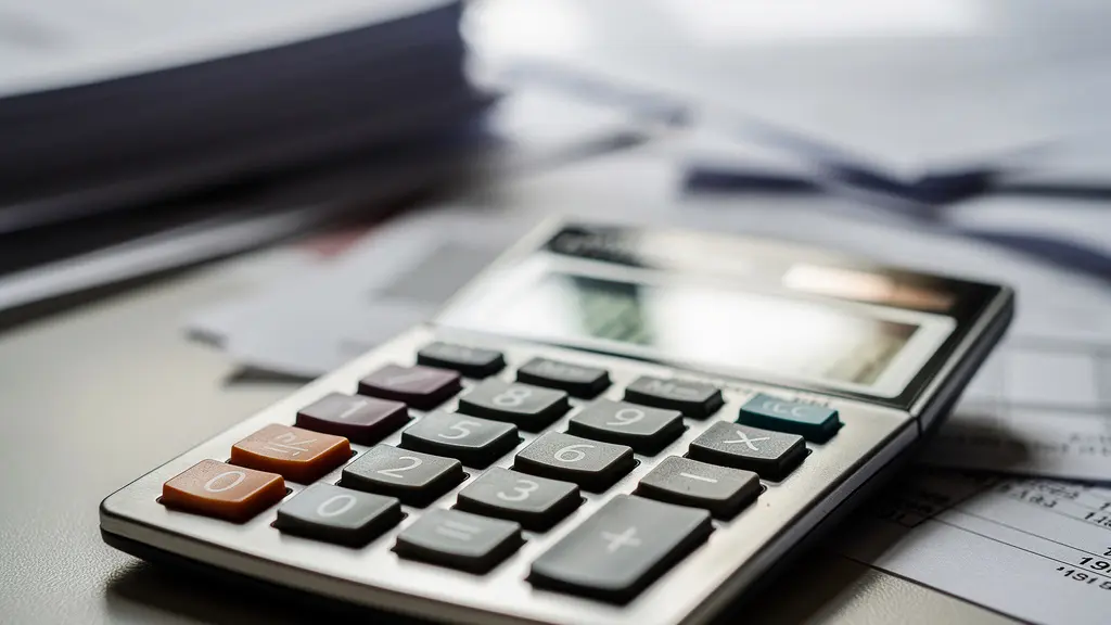 Bureau avec calculatrice et documents financiers flous montrant des graphiques de remboursement de prêt